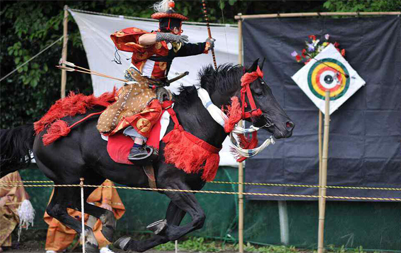 Yabusame - loại hình bắn cung trên lưng ngựa. Ảnh: globetrotting